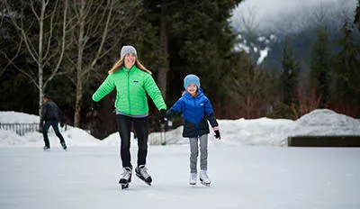 Eisläufer drehen Pirouetten auf einer zugefrorenen Eisfläche im Freien
