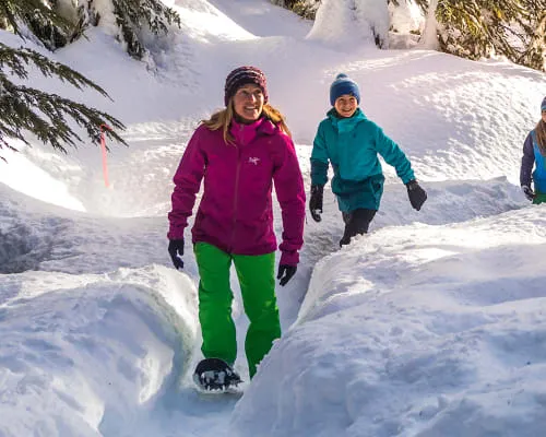 Gruppe beim Schneeschuhwandern in einer idyllischen Winterlandschaft