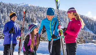 Langläufer auf einer präparierten Loipe im winterlichen Deutschland