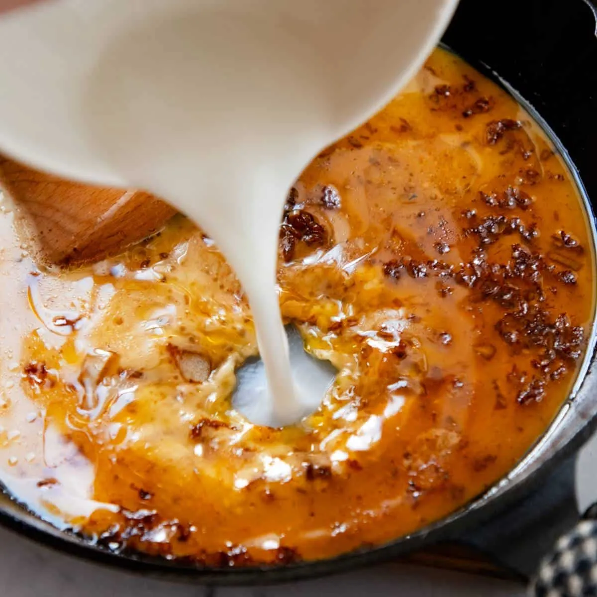 Andicken der Soße mit Stärkeslurry.