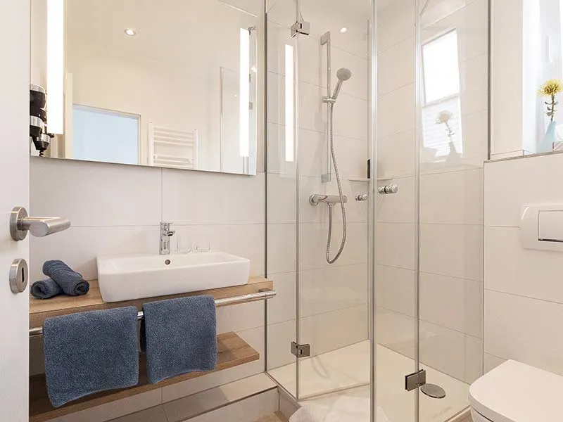 Badezimmer im Doppelzimmer Stammhaus mit Dusche