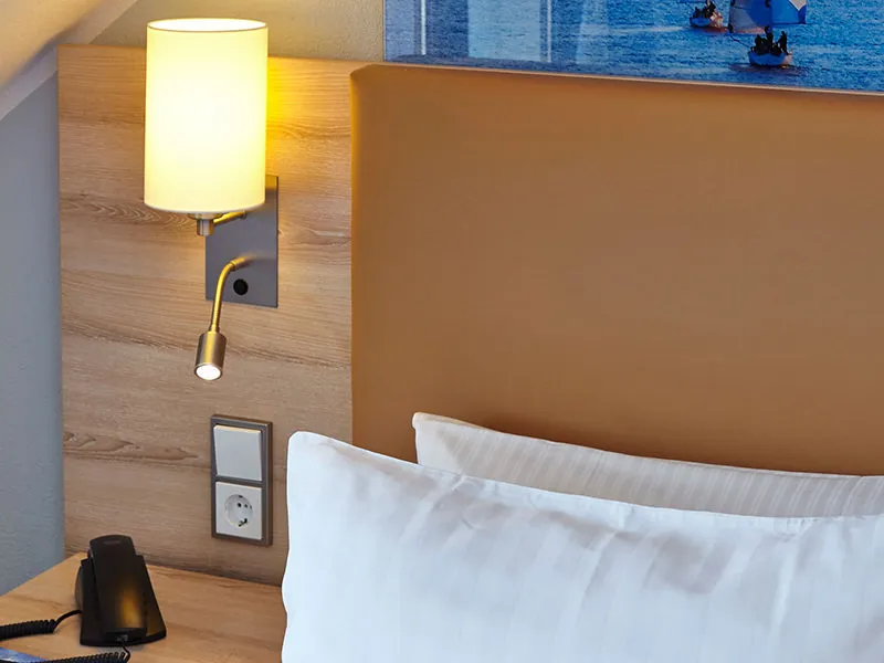 Bett im Giebelzimmer Hotel Erholung