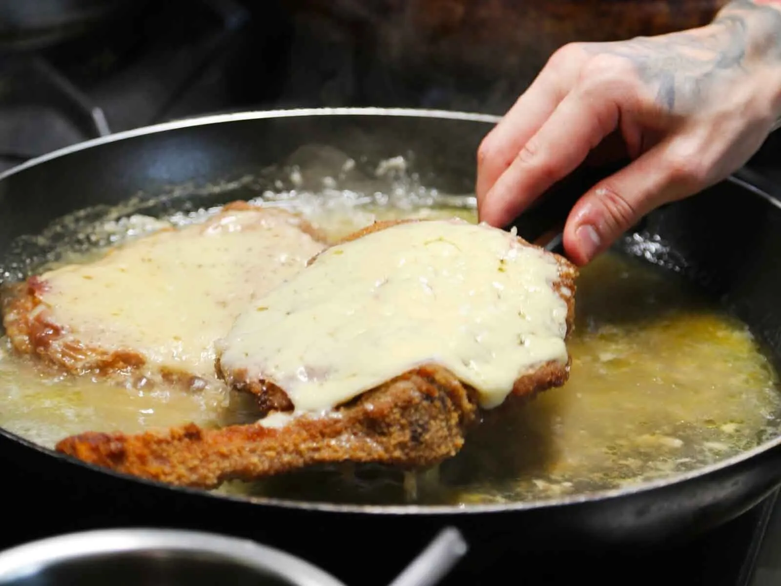 Cotoletta alla Bolognese, paniertes Kalbfleisch mit Käse