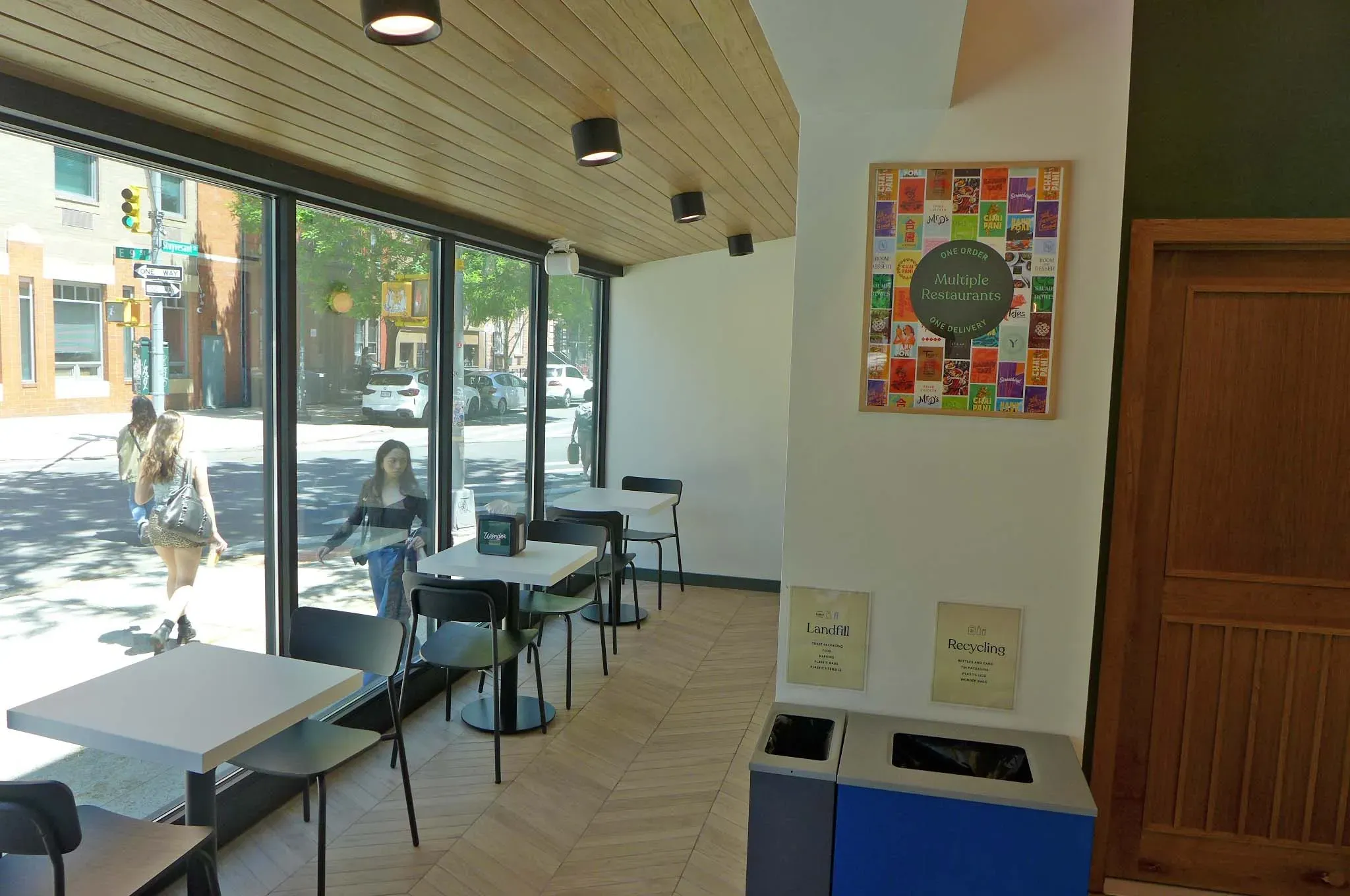 Drei Tische am Fenster mit Blick auf Wohnheime.