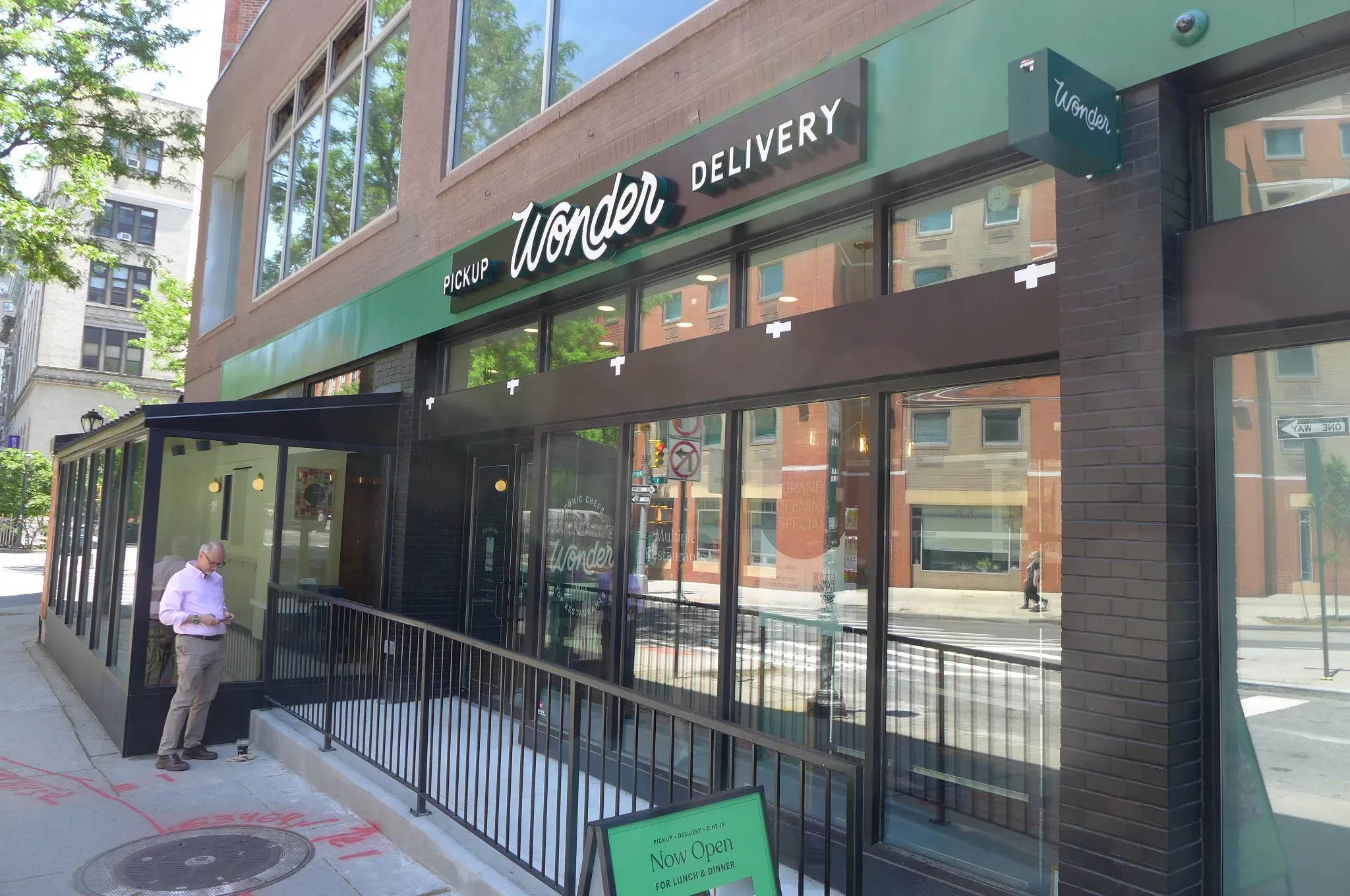 Dunkle Fassade mit Rampe für Rollstühle.