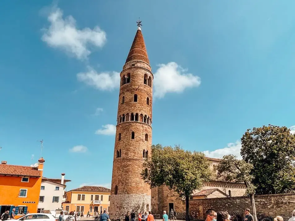 Duomo di Caorle mit dem ikonischen schiefen Turm