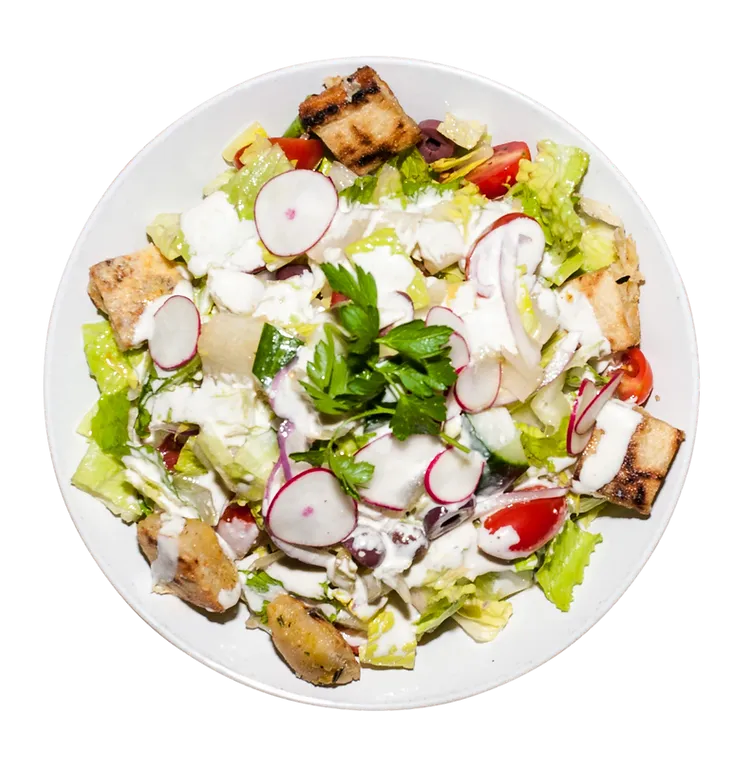 Ein Koch platziert eine frisch gebackene Pizza auf einem Holzbrett