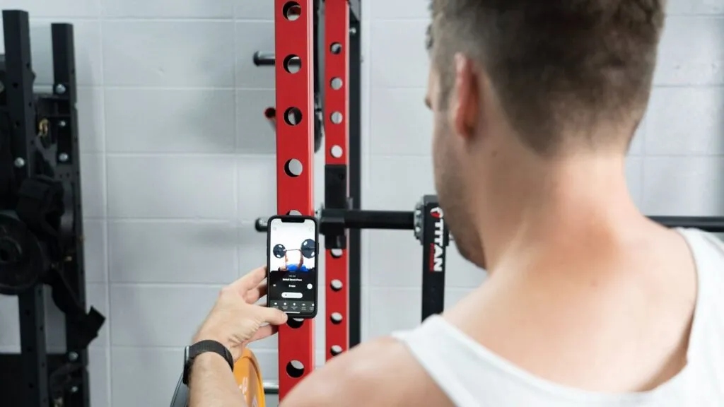 Ein Mann betrachtet die Future Trainings-App auf seinem Smartphone.