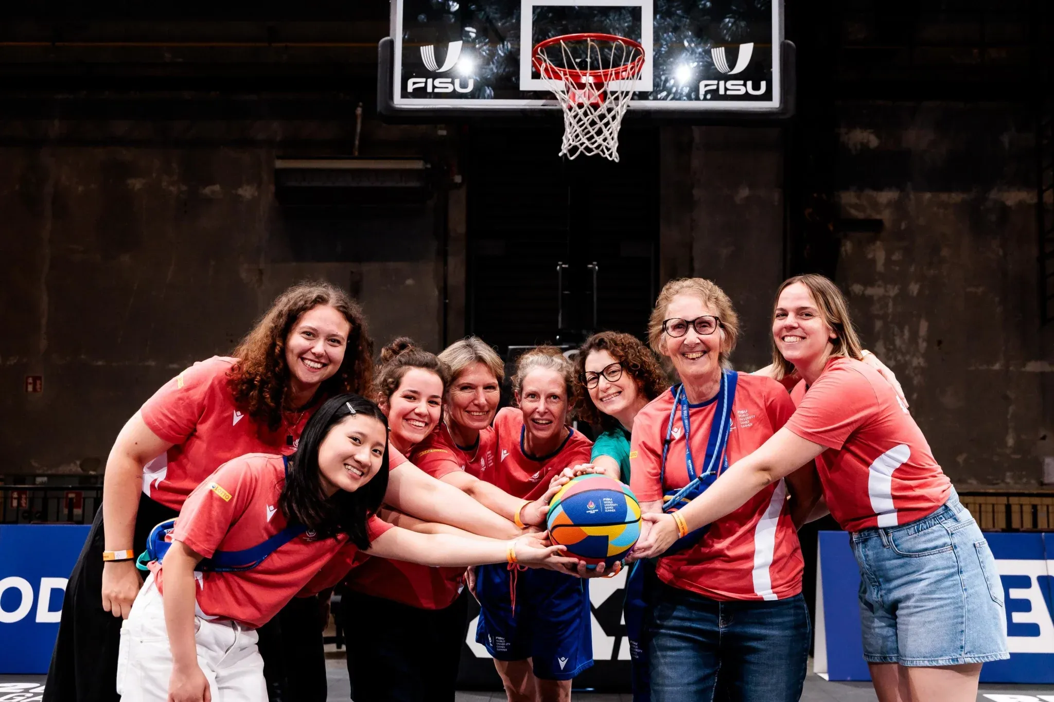 Freiwillige und Offizielle bei den 3x3-Basketball-Wettkämpfen