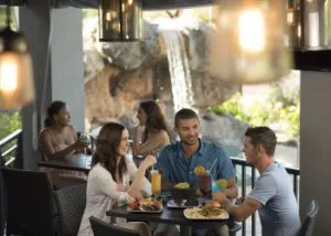 Freunde beim Outdoor-Dining am ‘39 Poolside im Rosen Plaza