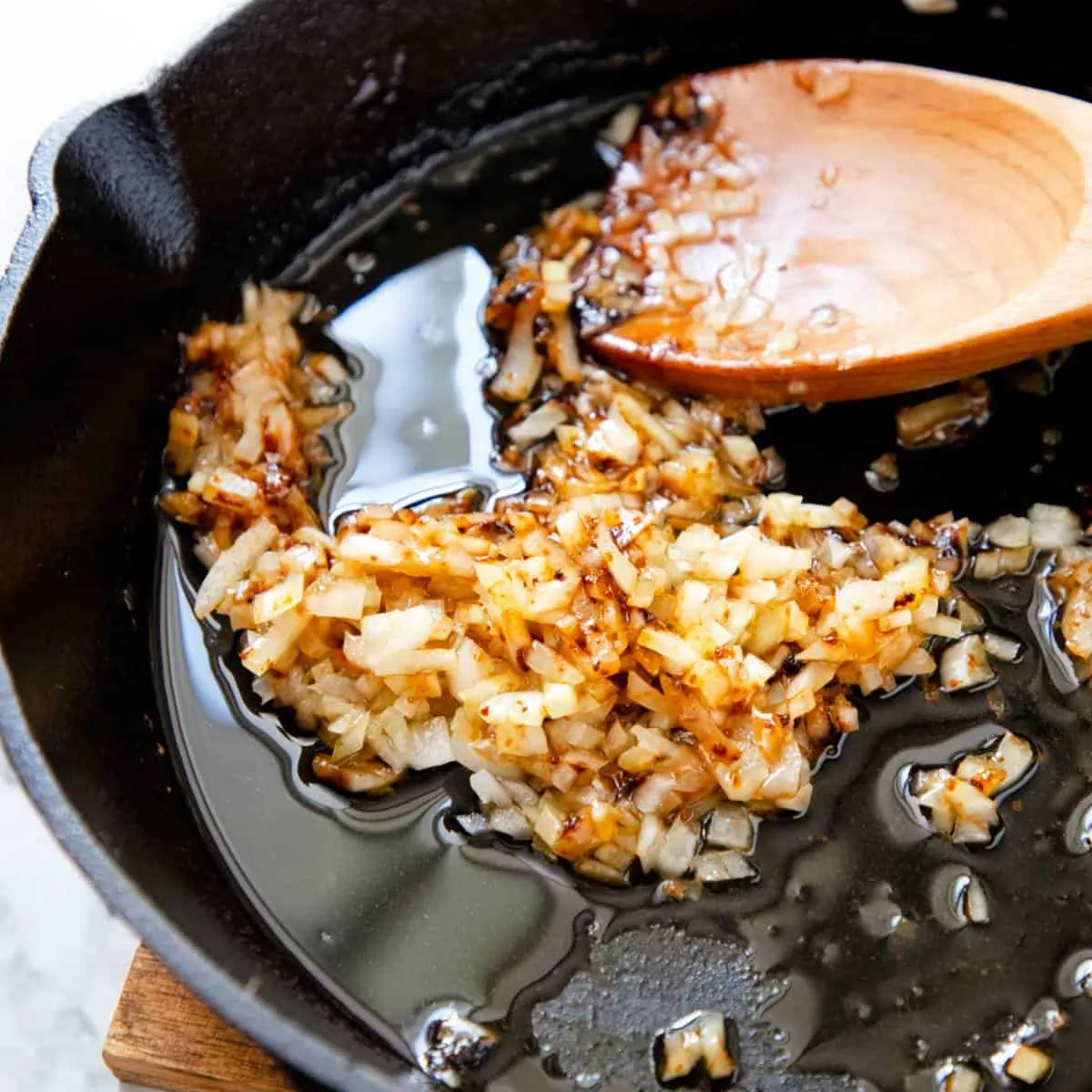 Gebratene Zwiebeln in der Pfanne.