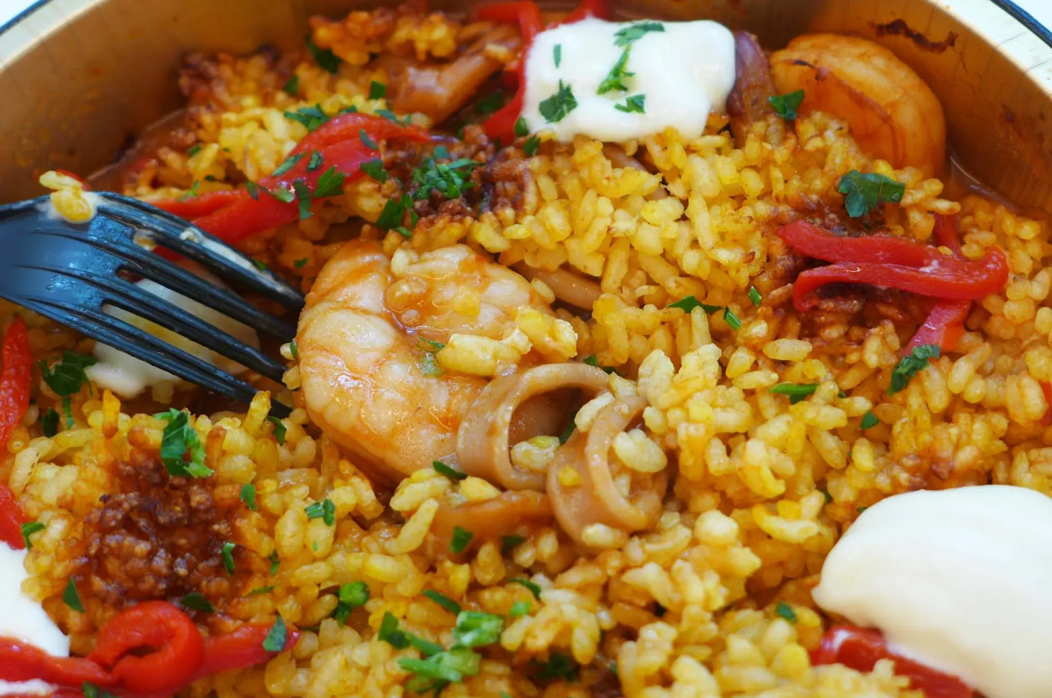 Gelber Reis mit Meeresfrüchten und Sahne.