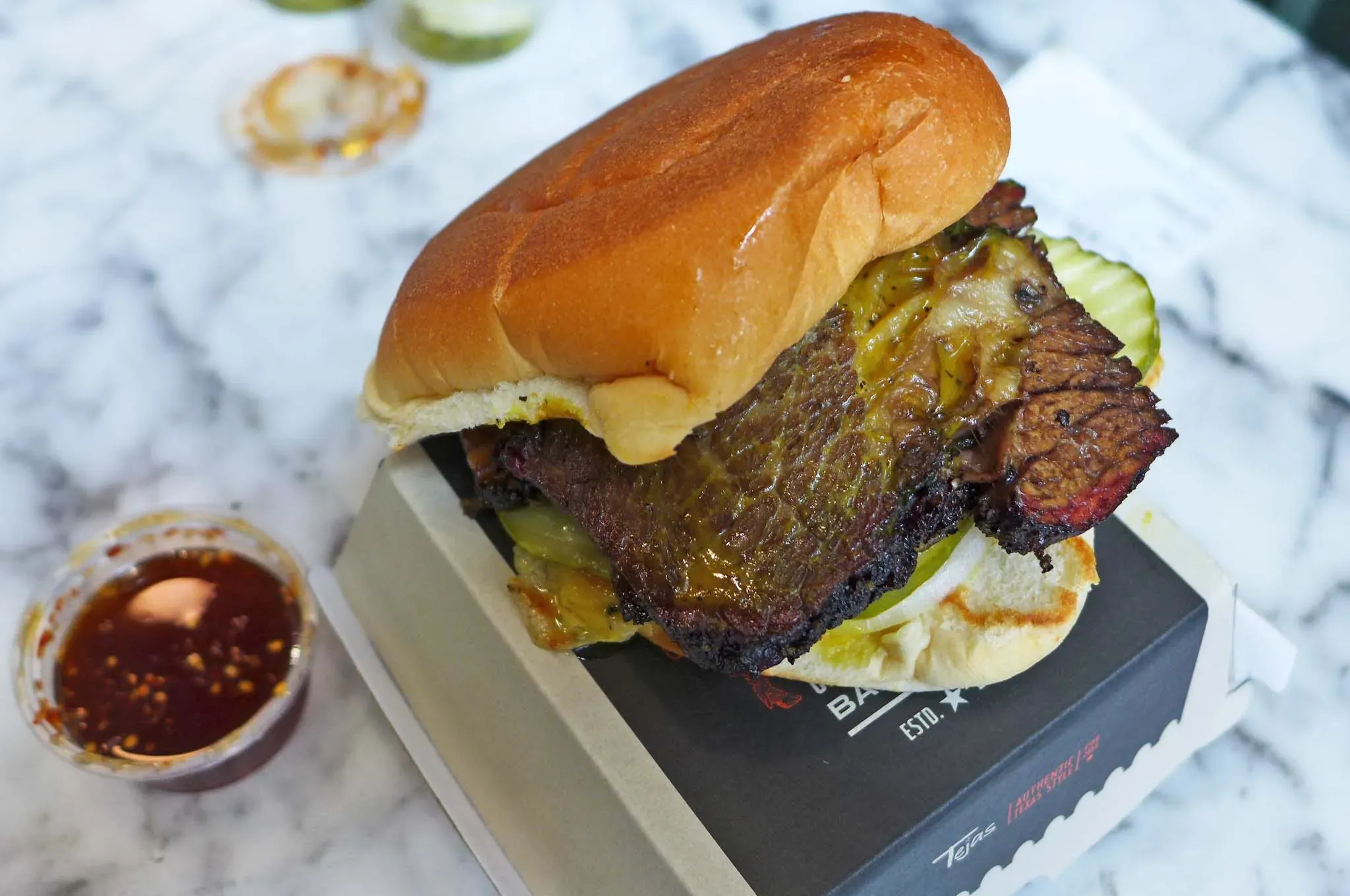 Graues Fleischsandwich auf Brötchen.