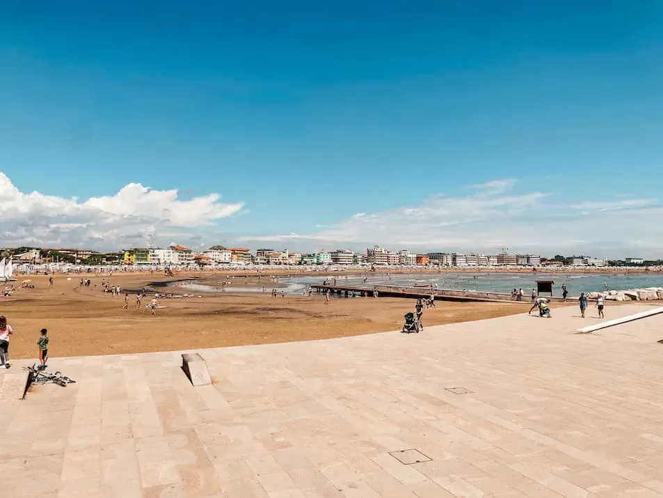 Liegen und Schirme am Strand Levante in Caorle