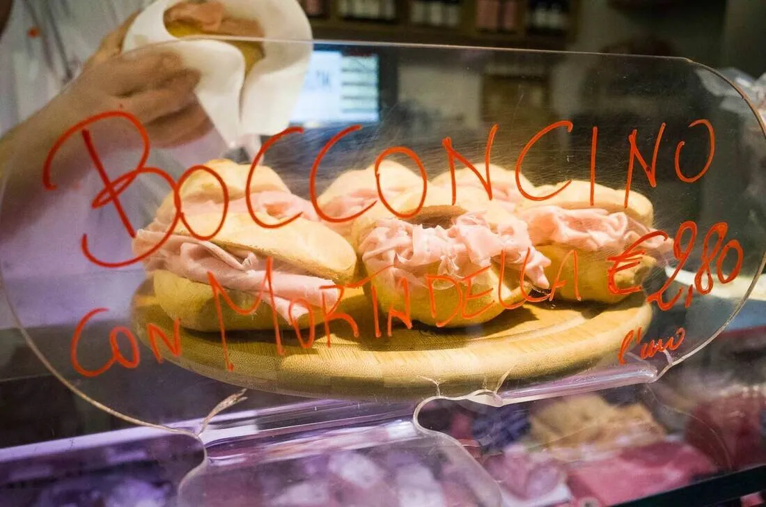 Mortadella-Sandwich auf der Straße in Bologna