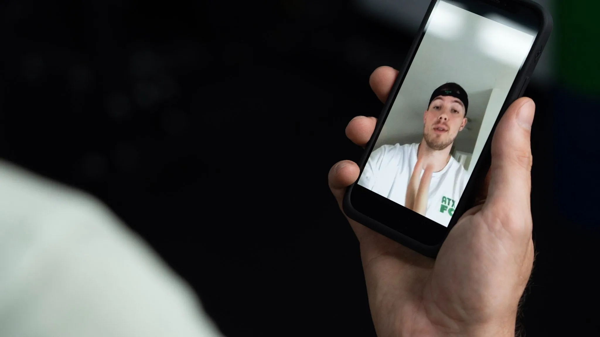 Nathan macht einen FaceTime-Anruf mit seinem Coach von Future, der die Unterstützung im Online-Training hervorhebt.