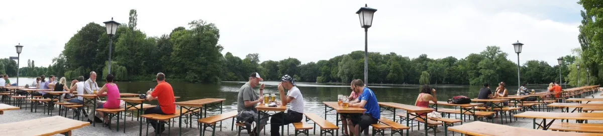 Panoramablick auf den Kleinhesseloher See mit dem Seehaus im Hintergrund