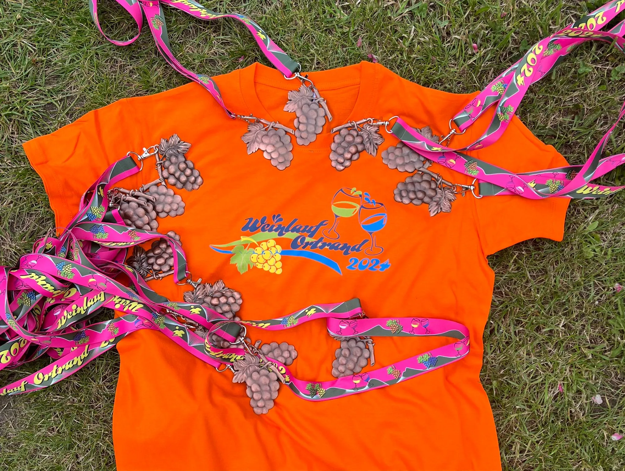 Shirt und Medaillen vom vorherigen Weinlauf als Andenken