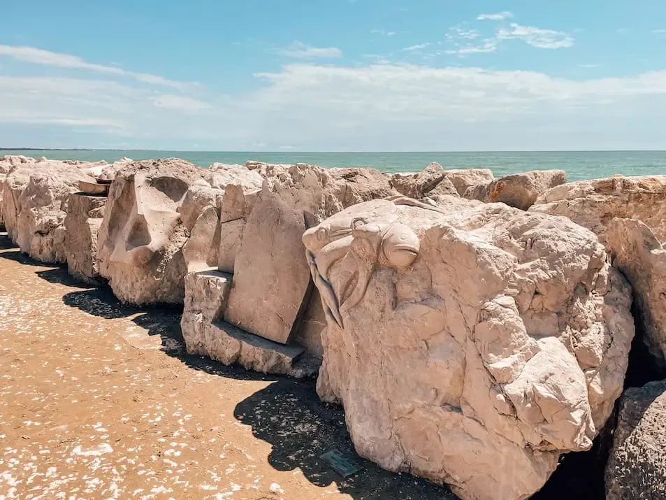 Strandpromenade in Caorle zum Baden und Spazierengehen