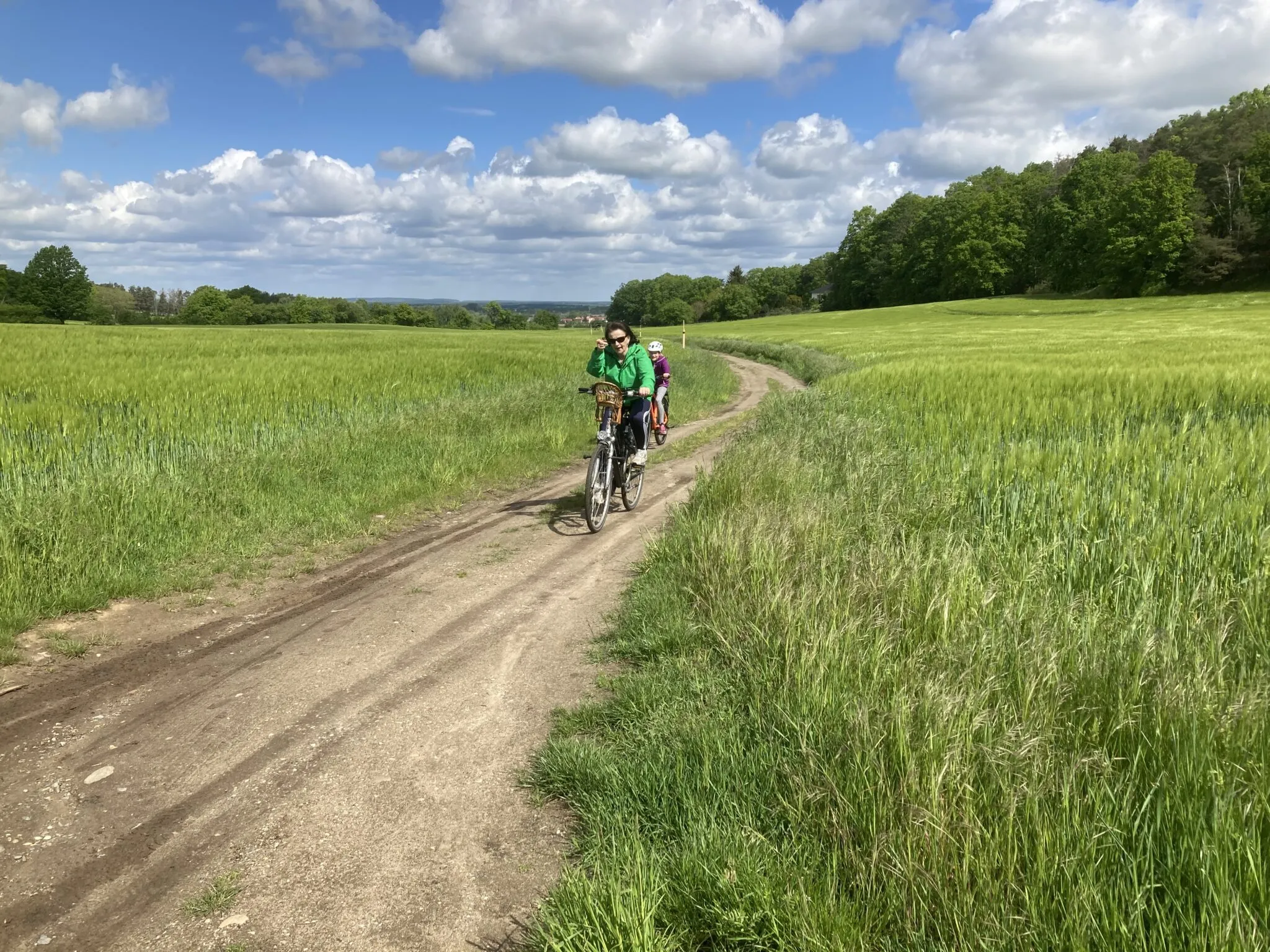 Teilnehmer genießen Wein und Stimmung auf der Strecke