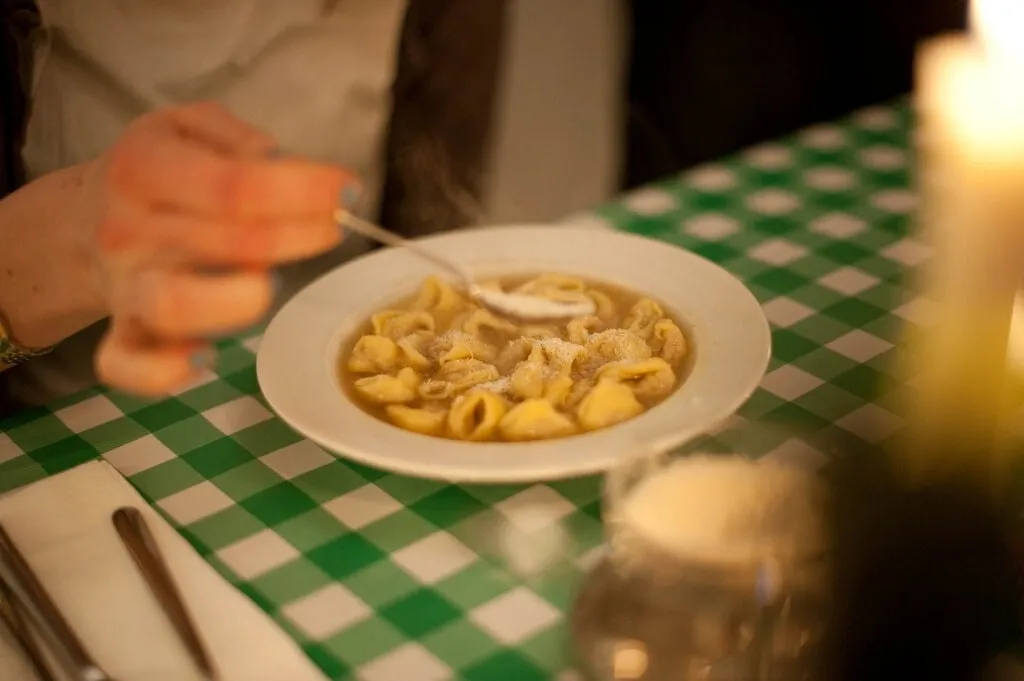 Tortellini in Brodo, kleine Pasta-Füllung in Fleischbrühe