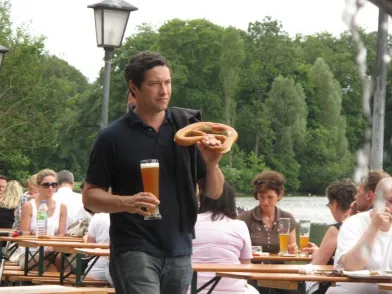 Traditionelle bayerische Gerichte wie Schweinshax'n und Obatzda im Seehaus