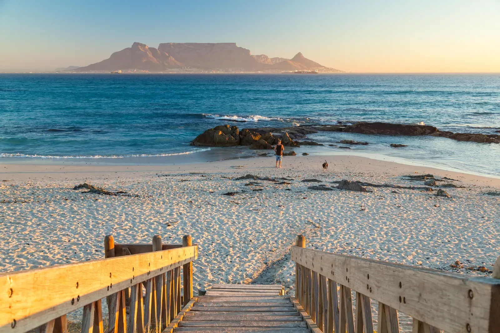 Urlaub zwischen Sand Meer und majestätischen Bergen am Strand von Kapstadt