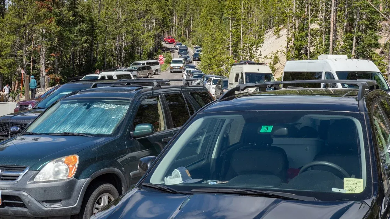 Voller Parkplatz in Yellowstone.