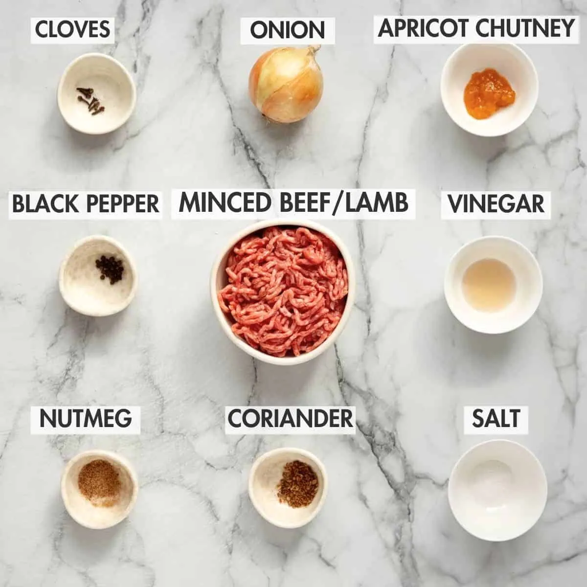 Zutaten für Frikkadels auf Marmoruntergrund.