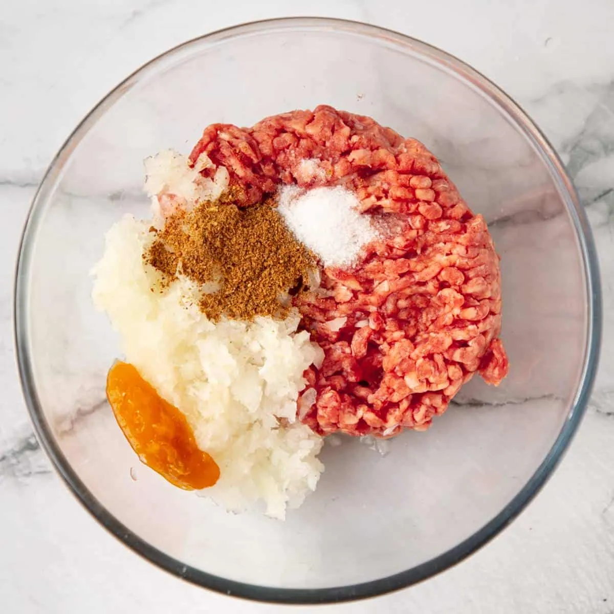 Zutaten in einer Glasschüssel.