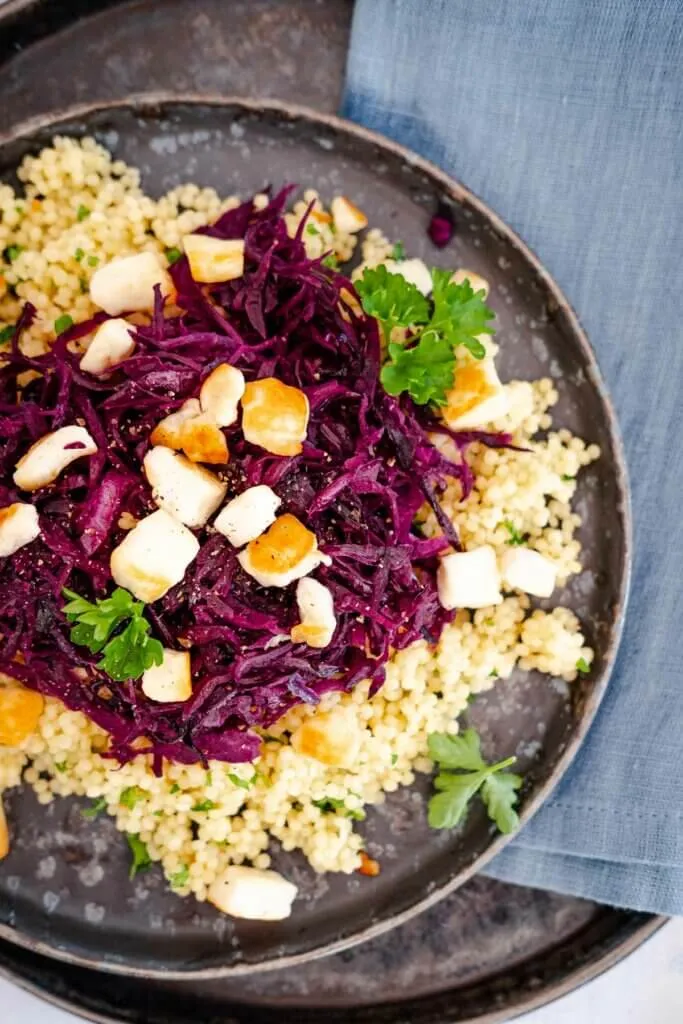15-Minuten Rotkohl-Couscous mit Halloumi in Nahaufnahme