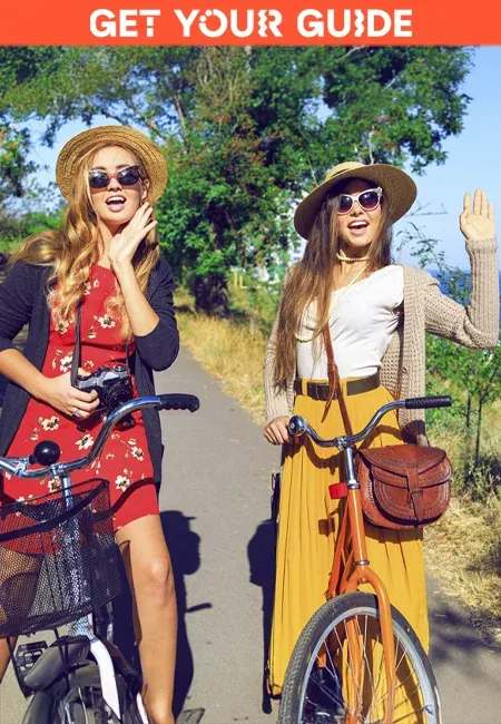 2 flotte Mädels sind machen Sightseeing mit dem Fahrrad 