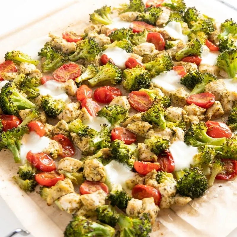 30-Minuten Keto Hähnchen-Gemüse-Blech mit Pesto zum schnellen Abendessen Mobile Featured Image