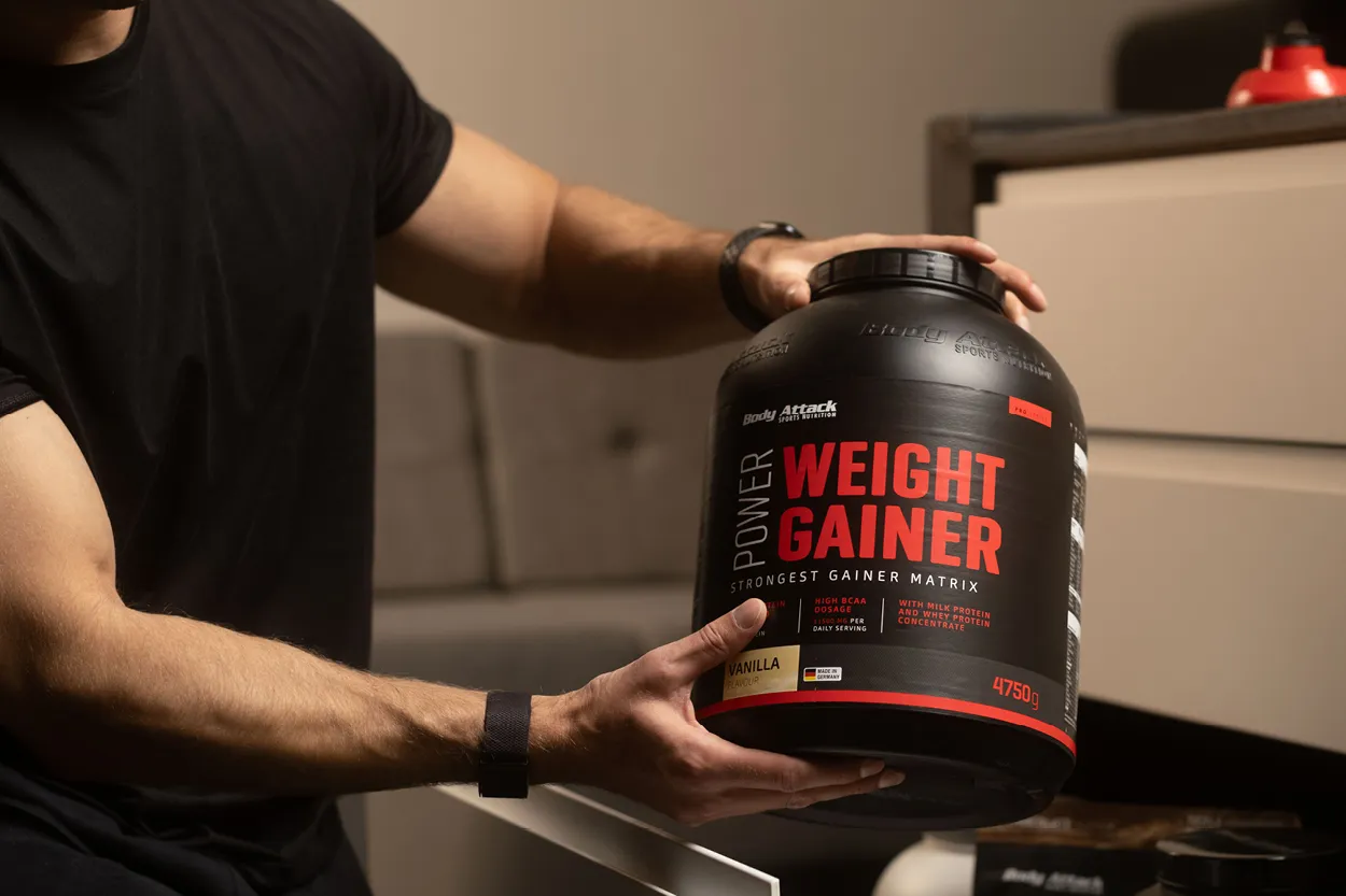 Abbildung von Body Attack Power Weight Gainer Pulver, symbolisch für Produkte zum schnellen Zunehmen und Muskelaufbau in der Massephase.