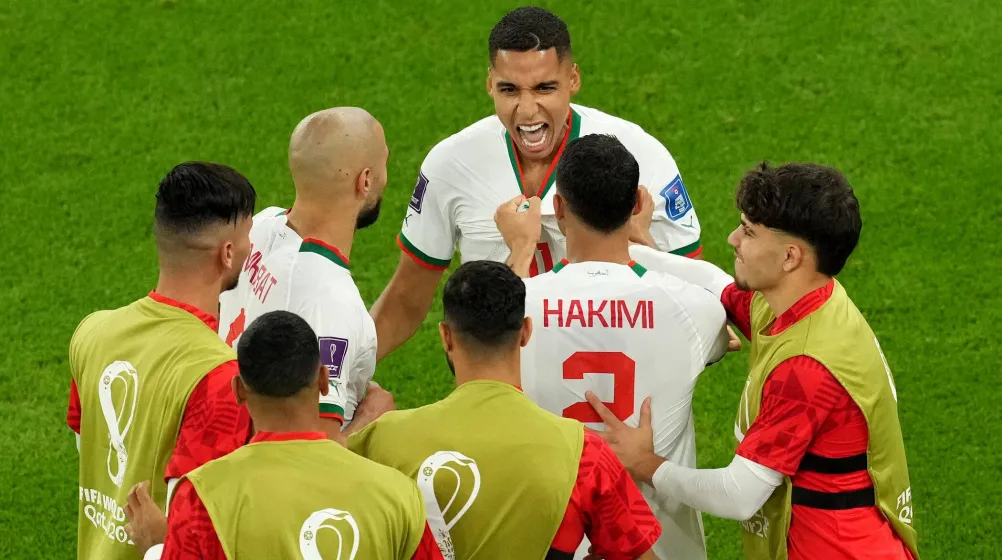 Abdelhamid Sabiri bejubelt sein Freistoßtor für Marokko gegen Belgien bei der WM 2022 in Katar.