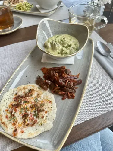 Abendessen mit Dosa, Rote-Beete-Salat und Kokos-Curry