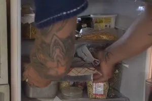 Abgedeckte Körnerbrötchen-Teiglinge, die im Kühlschrank fermentieren