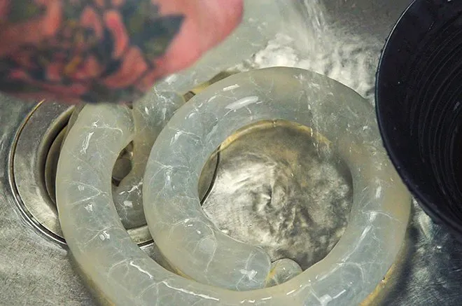 Abgefüllte Bratwürste auf dem Wurstfüller, Teil des Bratwurst Rezepte Prozesses