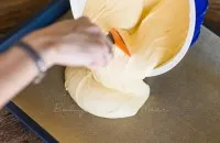 Abgekühlter Kuchenteig nach dem Backen, bereit für das Zuschneiden in die Form von Olaf für die Kinderparty.