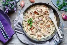 Abgeschmecktes Rahm-Rinderfilet Stroganoff, bereit zum Servieren, ein köstliches Beispiel für gelungene Rezepte mit Rinderfilet.