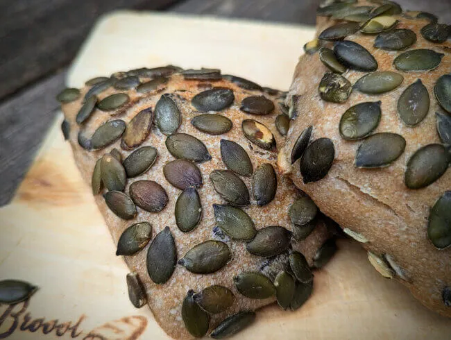 Abgestochene Brötchenteiglinge auf Backpapier