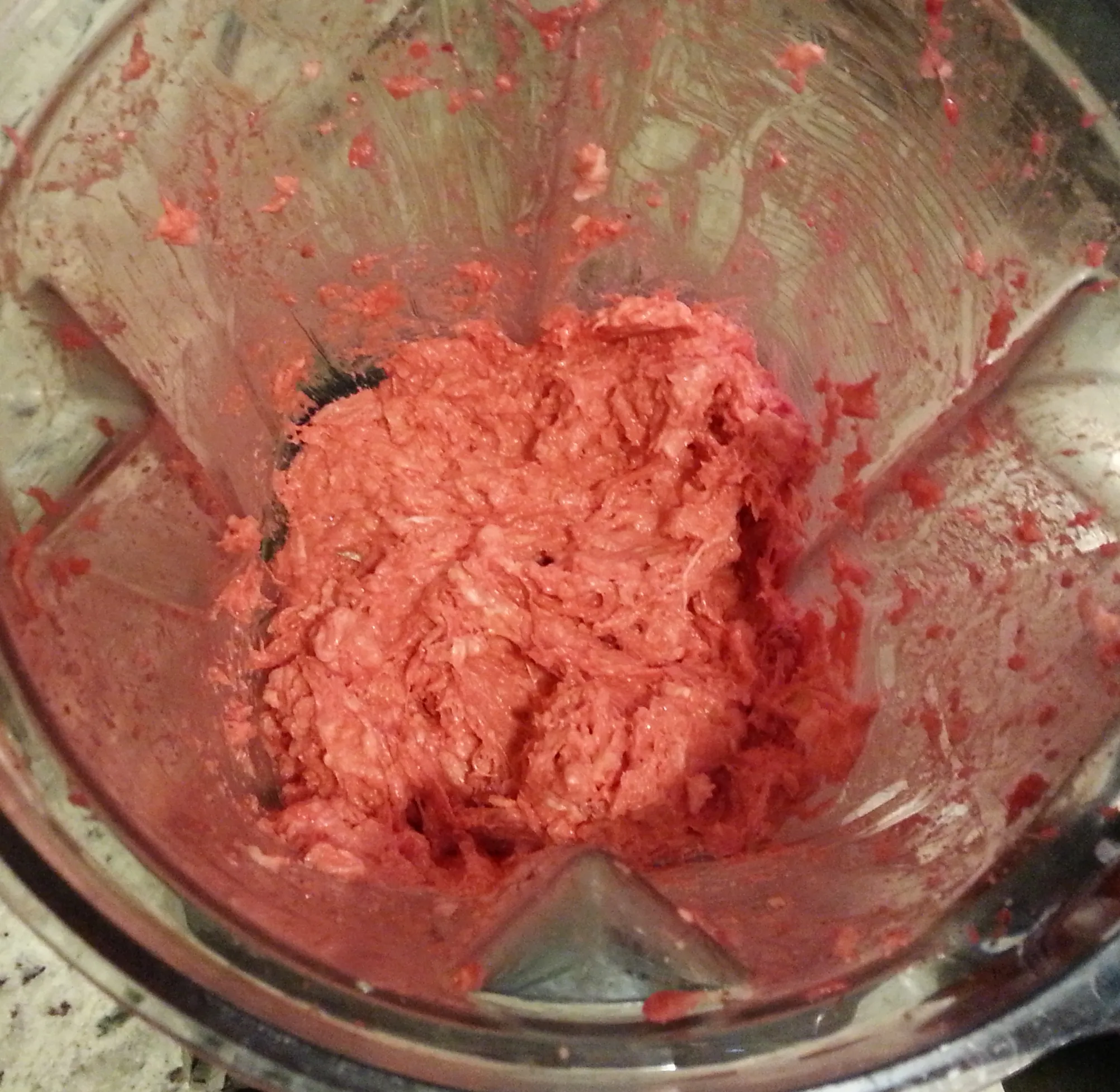 Abgewogene Zutaten in einer Schüssel, bereit zum Mischen