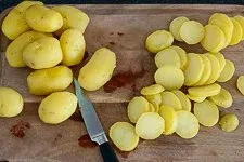 Ablauf: Erkaltete Kartoffeln in gleichmäßige Scheiben schneiden für Bratkartoffel Rezepte