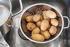 Ablauf: Gekochte Kartoffeln abgießen und ausdampfen lassen