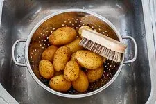 Ablauf: Rohe Kartoffeln waschen und für Pellkartoffeln vorbereiten