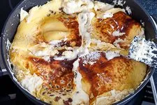 Ablaufbild: Der Kaiserschmarrn wird in Viertel geteilt und weitergebacken