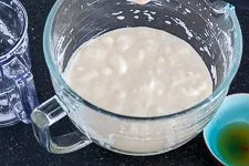 Ablaufbild: Eischnee wird vorsichtig unter den Kaiserschmarrn-Teig gehoben