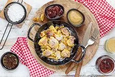 Ablaufbild: Fertiger Kaiserschmarrn wird mit Puderzucker bestäubt