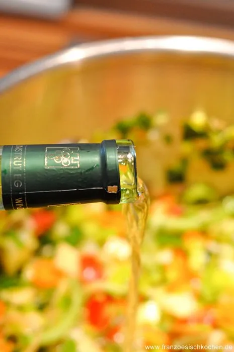 Ablöschen des Gemüses mit Weißwein – ein deutscher Weißburgunder aus Saale-Unstrut.