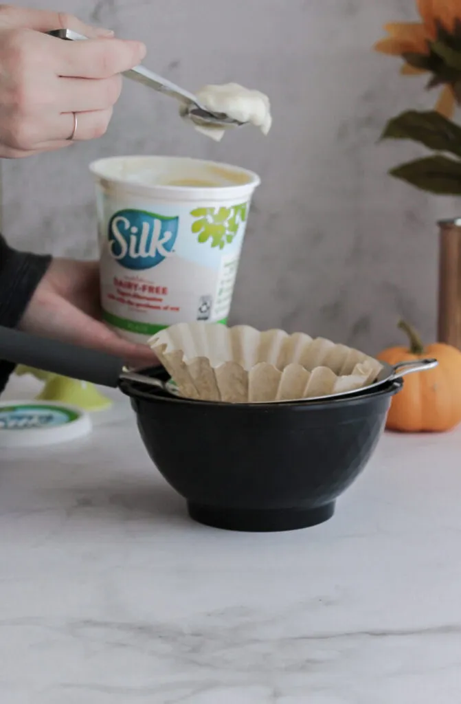 Abtropfender Joghurt im Kaffeefilter, um die Quark-Konsistenz zu erreichen